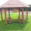 Gazebo in legno adatto a parchi giochi e parchi.