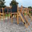 Castello Searobber in legno con scivolo e strutture da arrampicata in un parco giochi.