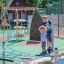 Bambini che giocano su attrezzature da parco giochi Balances presso Lars Laj, con arrampicata colorata e bilanciamento