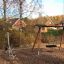 Attrezzature per l'equilibrio e altalena rotonda in un parco giochi per bambini.