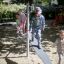 Bambini che giocano sull'attrezzatura da parco giochi Balances.