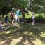 Bambini che giocano sull'attrezzatura da parco giochi all'aperto Balances.