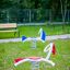 Due giocattoli Yacht Swing rocking in un parco giochi.