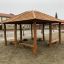 Struttura da gioco in legno Firehouse nel cortile scolastico sabbioso.