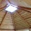 Vista interna del soffitto del rifugio da gioco in legno Firehouse.