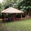 Gazebo da gioco in legno Firehouse in un parco verde.