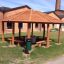 Gazebo in legno Firehouse davanti a edifici in mattoni.