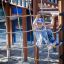 Bambino che si arrampica su Tritowers Nature castle with slide con struttura in legno e rete di corda.