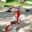 Attrezzatura da gioco rossa Bird swing rocking in un parco.