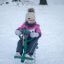 Altalena a molla da parco Bird swing rocking in inverno con un bambino che gioca