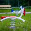 Bird swing rocking giocattolo in un parco giochi.