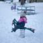 Gioco da parco Bird swing rocking in un parco innevato con un bambino che gioca