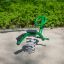 Bird swing rocking giocattolo in un parco giochi