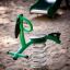 Bird swing rocking giocattolo su un parco giochi sabbioso.