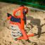Bird swing rocking attrezzatura da gioco su superficie sabbiosa'