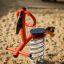 Bird swing rocking gioco a molla del parco giochi in una sabbiera