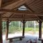 Gazebo in legno da esterno con triciclo sotto Long Firehouse.