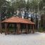 Riparo in legno da esterno con panchine chiamato Long Firehouse.