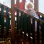 Bambina che gioca su Space Station Nature castle with slide