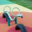 Attrezzature da gioco SeeSaw con base in pneumatici su una superficie in gomma colorata.