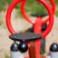 Attrezzatura da parco giochi rossa SeeSaw con maniglie circolari.