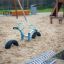 Attrezzature da gioco SeeSaw in un parco giochi sabbioso