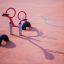 Attrezzatura da parco giochi rossa SeeSaw su superficie in gomma.