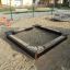 Parco giochi Sandbox Nature con bordi in legno e sabbia all'interno.