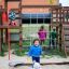 Bambini che giocano in Sandbox Nature in un parco giochi.