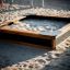Sandbox Nature in legno in un parco giochi riempito di sabbia