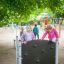 Bambini che si arrampicano sul Hidden corner steel structure in un parco giochi.