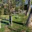 Attrezzature da parco giochi in acciaio tra gli alberi in un parco