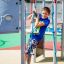 Ragazzo che gioca su Whale - AZTEC steel structure al parco giochi.