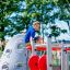 Ragazzo che si arrampica su Whale - AZTEC steel structure nel parco giochi.