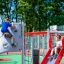 Bambini che giocano sulle attrezzature da parco giochi Whale - AZTEC steel structure.