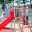 Bambini che giocano sulle attrezzature da parco giochi Whale - AZTEC steel structure.