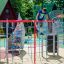 Bambini che giocano su Whale - AZTEC steel structure in un parco giochi.
