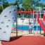 Bambini che giocano sulle attrezzature da parco giochi Whale - AZTEC steel structure.