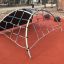 Mini Climber steel structure in un parco giochi con reti da arrampicata.