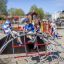 Bambini che giocano su Mini Climber steel structure nel parco giochi