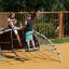 Bambini che giocano su un Mini Climber steel structure in un parco giochi.