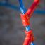 Dettaglio della corda blu Mini Climber steel structure con connettori rossi