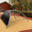 Mini Climber steel structure in un parco giochi con una rete da arrampicata e pareti da arrampicata