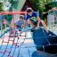 Bambini che giocano su Mini Climber steel structure in un parco giochi.