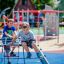 Bambini che giocano su Mini Climber steel structure nel parco giochi