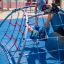Bambini che giocano su Mini Climber steel structure in un parco giochi.