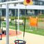 Baby Double Swing con seggiolini di sicurezza in un parco giochi.