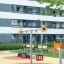 Baby Double Swing in un parco giochi colorato in una zona residenziale.