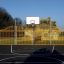 Campo multisport all'aperto con canestro da basket e recinzione metallica Santiago Bernabeu