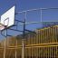 Parco giochi sportivo multifunzionale Santiago Bernabeu con canestro da basket e barriere di sicurezza gialle